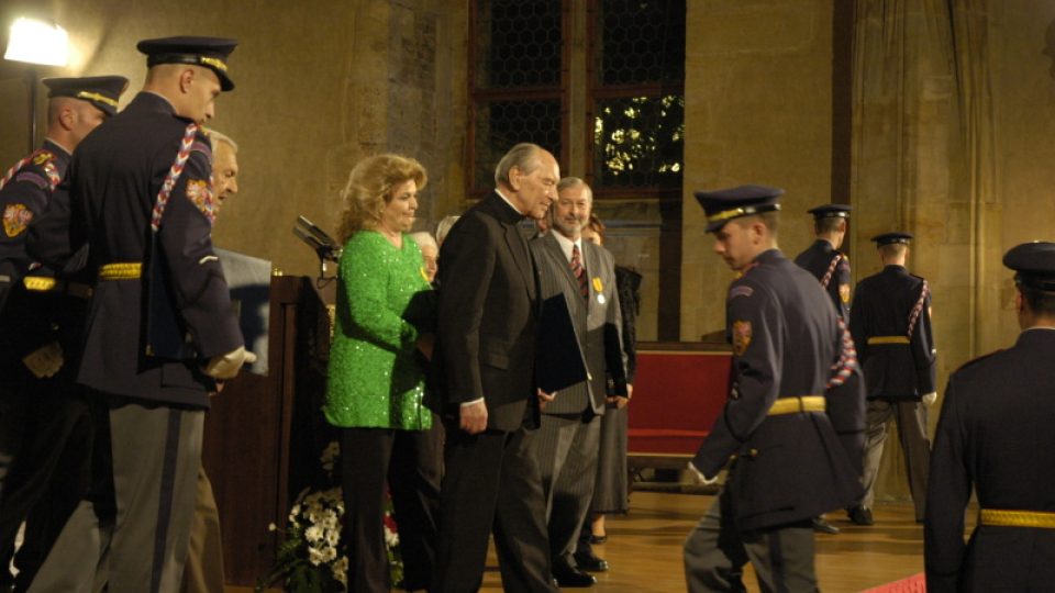 Prof. Ludvík Armbruster po převzetí státního vyznamenání