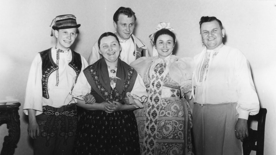 Zleva Dušan Holý, Jarmila Šuláková, Luboš Holý, Boženka Šebetovská a  Jožka Severin (foto z roku 1954)