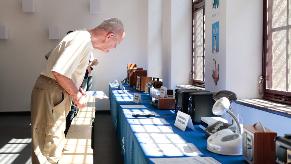 Výstava radiopřijímačů v prostorách budoucí kavárny