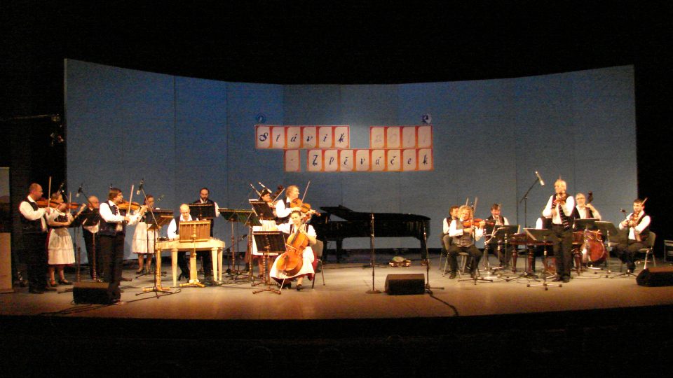 Vystoupení BROLNu na koncertě vítězů soutěže Slávik – Zpěváček 2011 | foto: Milan Zelinka Vystoupení BROLNu na koncertě vítězů soutěže Slávik – Zpěváček 2011