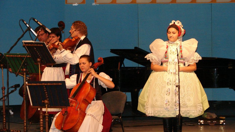 Vystoupení BROLNu na koncertě vítězů soutěže Slávik – Zpěváček 2011, zpívá Kamila Šošovičková | foto: Milan Zelinka Vystoupení BROLNu na koncertě vítězů soutěže Slávik – Zpěváček 2011, zpívá Kamila Šošovičková