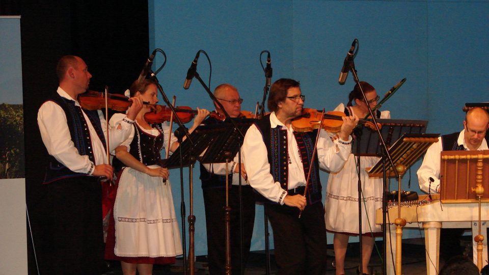 Vystoupení BROLNu na koncertě vítězů soutěže Slávik – Zpěváček 2011, v popředí František Černý | foto: Milan Zelinka Vystoupení BROLNu na koncertě vítězů soutěže Slávik – Zpěváček 2011, v popředí František Černý