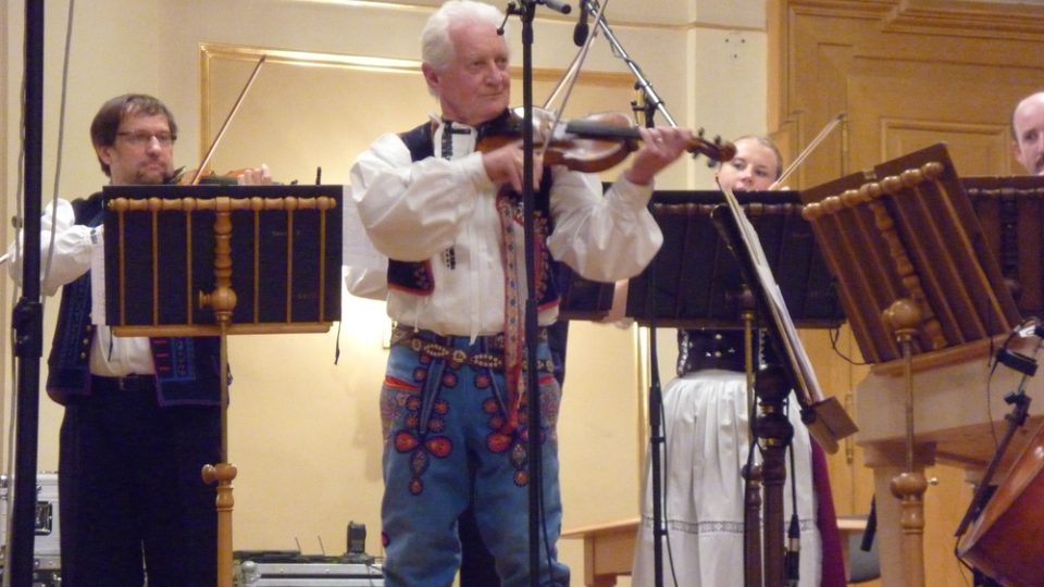 Horňácký primáš Martin Hrbáč zahrál na housle a zazpíval