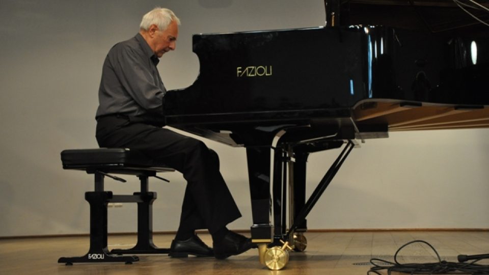 Milan Dvořák u klavíru