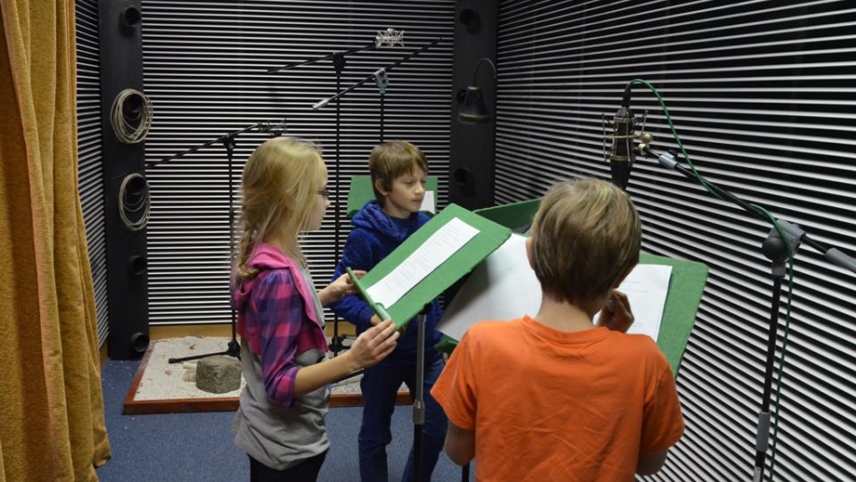 Prokop Košař, Sebastian Vopěnka a Alžběta Volhejnová při natáčení minutové hry Lucka | foto: Prokop Havel, Český rozhlas Prokop Košař, Sebastian Vopěnka a Alžběta Volhejnová při natáčení minutové hry Lucka