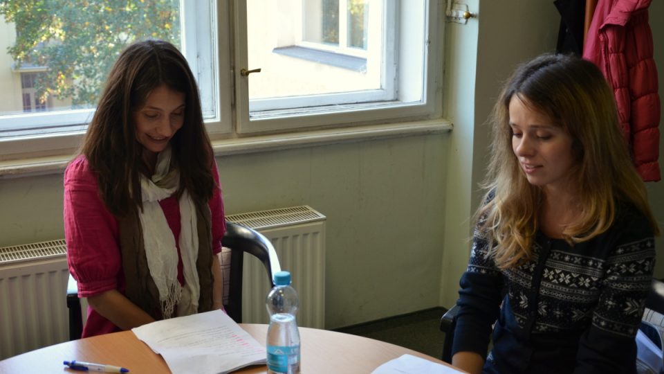 Herečky Martina Delišová a Lucie Černíková při natáčení minutové hry Nejlepší kamarádky | foto: Prokop Havel, Český rozhlas Herečky Martina Delišová a Lucie Černíková při natáčení minutové hry Nejlepší kamarádky