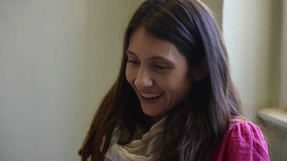 Herečka Martina Delišová při natáčení minutové hry Nejlepší kamarádky | foto: Prokop Havel, Český rozhlas Herečka Martina Delišová při natáčení minutové hry Nejlepší kamarádky