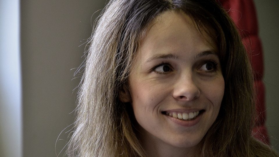 Herečka Lucie Černíková při natáčení minutové hry Nejlepší kamarádky | foto: Prokop Havel, Český rozhlas Herečka Lucie Černíková při natáčení minutové hry Nejlepší kamarádky