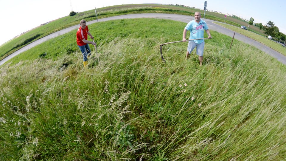 Redaktor Josef Kopecký si zkusil, že sekání přerostlé trávy na nerovném terénu není legrace. Michalu Jinochovi to ale nevadí