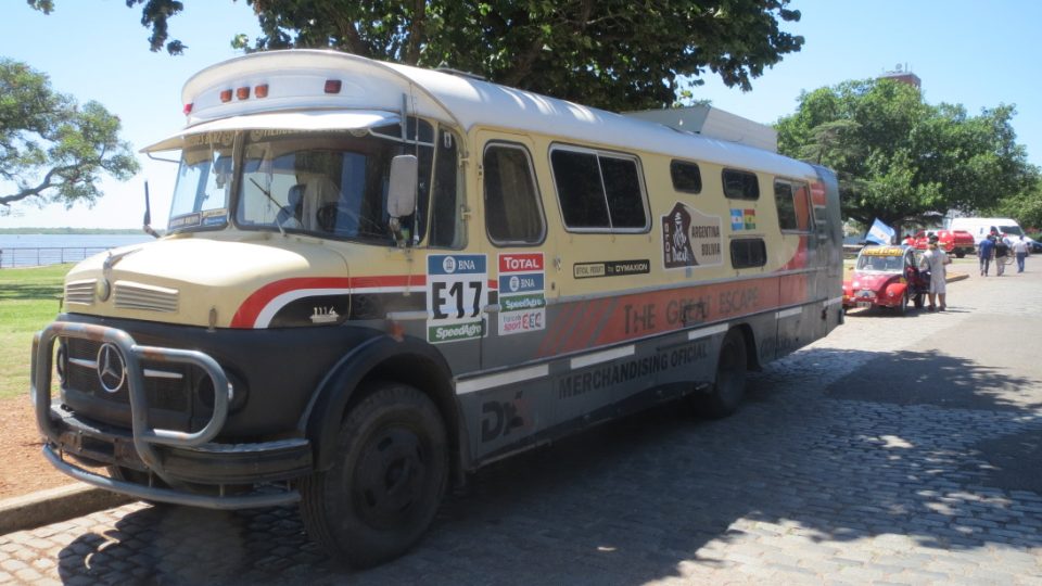 Stařičký autobus propaguje Rallye Dakar