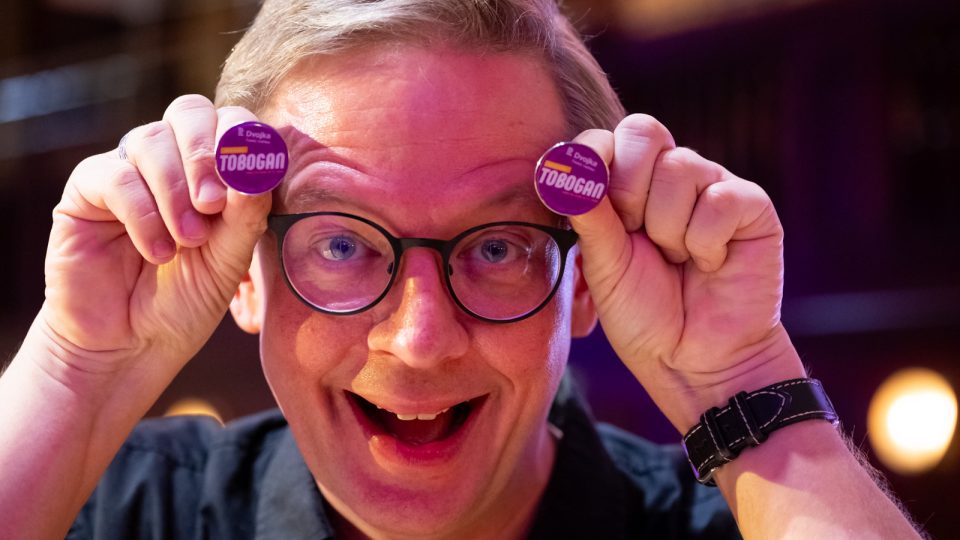 Aleš Cibulka s pamětními odznáčky