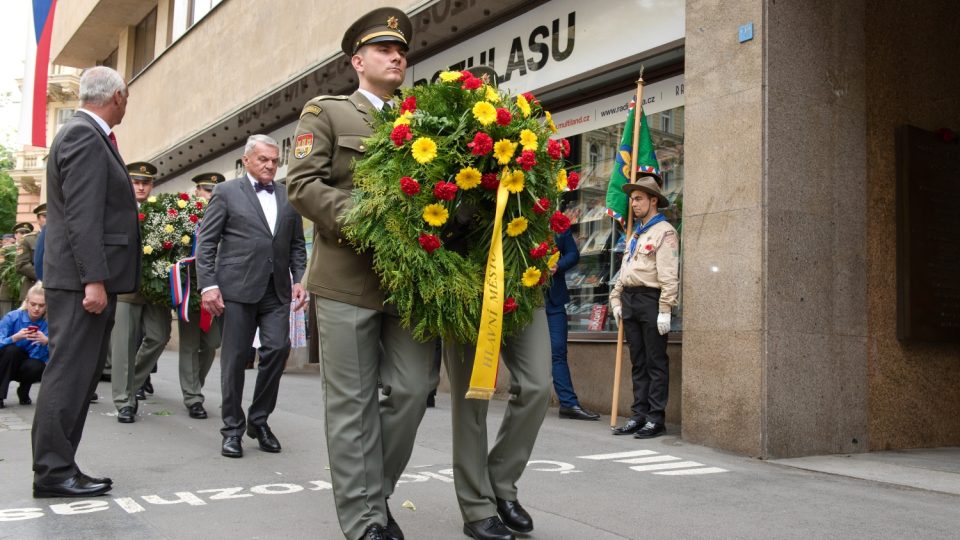 Pietní akt před budovou Českého rozhlasu