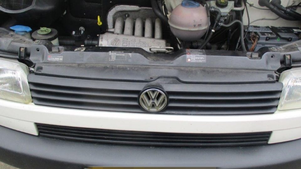 Český rozhlas nabízí k prodeji automobil značky VW Transporter Kombi long 6 míst (nabídka č. 3838)