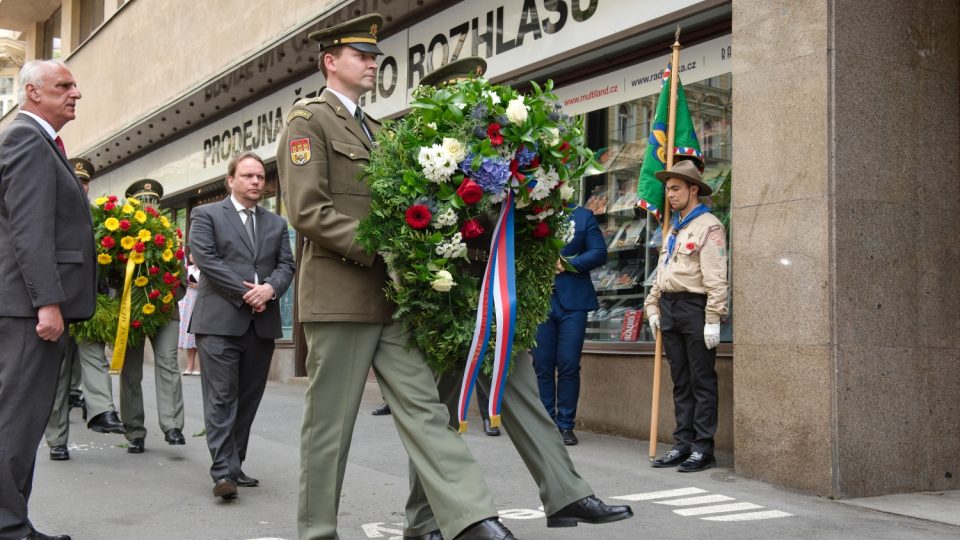 Pietní akt před budovou Českého rozhlasu