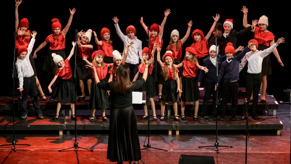 Oddělení A2 Dětského pěveckého sboru pod vedení Věry Hrdinkové na vánočním koncertě v Hybernii
