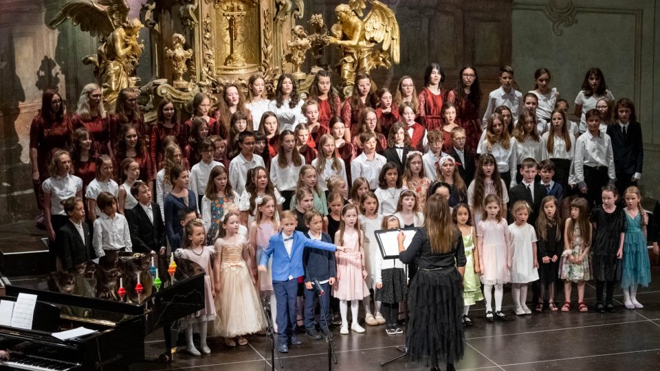 V závěru koncertu vystoupila všechna oddělení společně. Kromě společné písně také pogratulovali Českému rozhlasu k jeho 100. narozeninám.