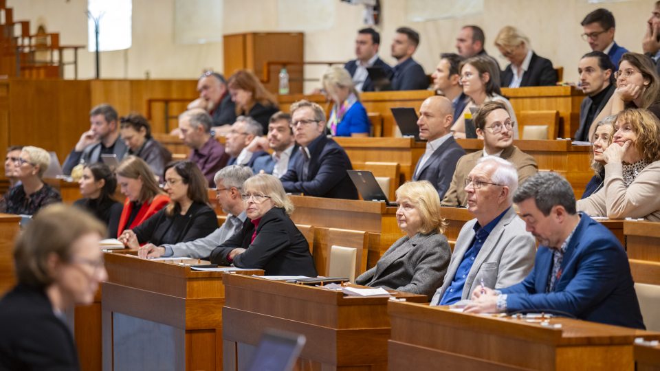 Senátoři Jitka Seitlová a Jiří Drahoš na konferenci Média veřejné služby – jejich role a možnosti financování | foto: Lidija Erlebachová, Český rozhlas Senátoři Jitka Seitlová a Jiří Drahoš na konferenci Média veřejné služby – jejich role a možnosti financování