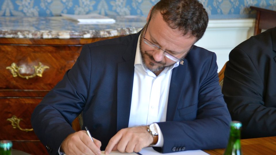 Generální ředitel Českého rozhlasu René Zavoral a ministr kultury Martin Baxa dnes podepsali Memorandum o způsobu naplňování veřejné služby v rozhlasovém vysílání na období let 2025–2030 | foto: Jana Zechmeisterová, Ministerstvo kultury Generální ředitel Českého rozhlasu René Zavoral a ministr kultury Martin Baxa dnes podepsali Memorandum o způsobu naplňování veřejné služby v rozhlasovém vysílání na období let 2025–2030