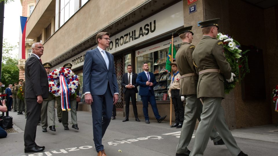 Pietní akt před budovou Českého rozhlasu