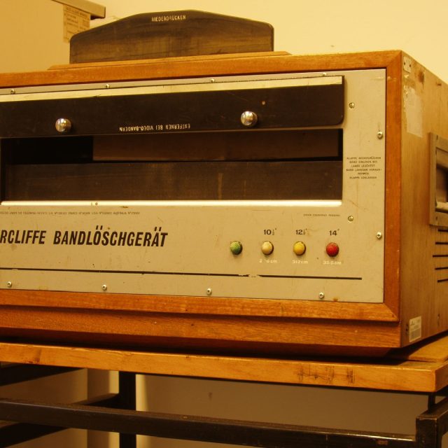 Mazací pec pro mazání pásků do šíře 2 palců | foto: Archivní a programové fondy Českého rozhlasu