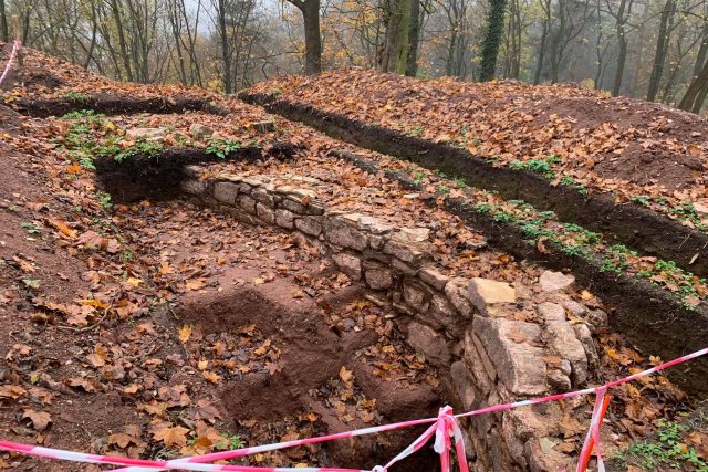 Archeologický průzkum zámeckého kopce v Náchodě odhalil pozdně středověkou stavbu | foto: Jana Házová,  Český rozhlas