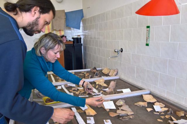 Archeoložka Martina Beková a ředitel Muzea a galerie Orlických hor Tomáš Zelenka | foto: Jana Házová,  Český rozhlas