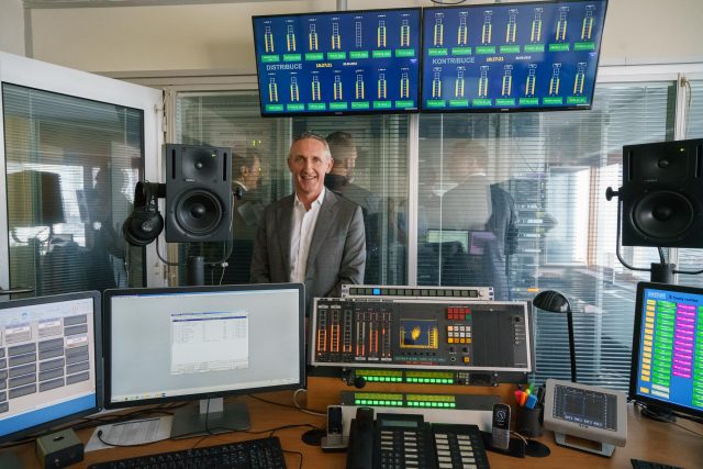 Mediální ředitel EBU Jean Philip De Tender  byl hlavním hodnotitelem z celkové šestičlenné skupiny „peers“, kteří se mimo jiné shodli na tom, že Český rozhlas je silná značka, která má talentované lidi a je ambiciózní.