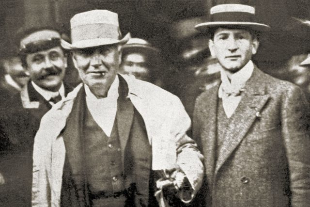 Americký fyzik a vynálezce Thomas Alva Edison po svém příjezdu do Prahy v září 1911 na pozvání svého někdejšího žáka Emila Kolbena  (vpravo) | foto: ČTK