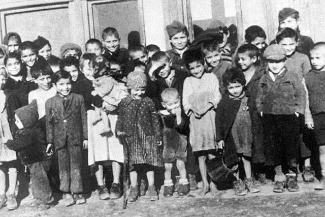 Romské děti vězněné v koncentračním táboře Lety | foto: Akademie věd České republiky