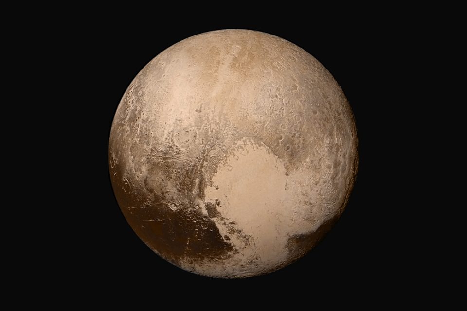 Trpasličí planeta Pluto ve skutečných barvách. Složená mozaika ze čtyř snímků sondy New Horizons | foto:  NASA,   volné dílo